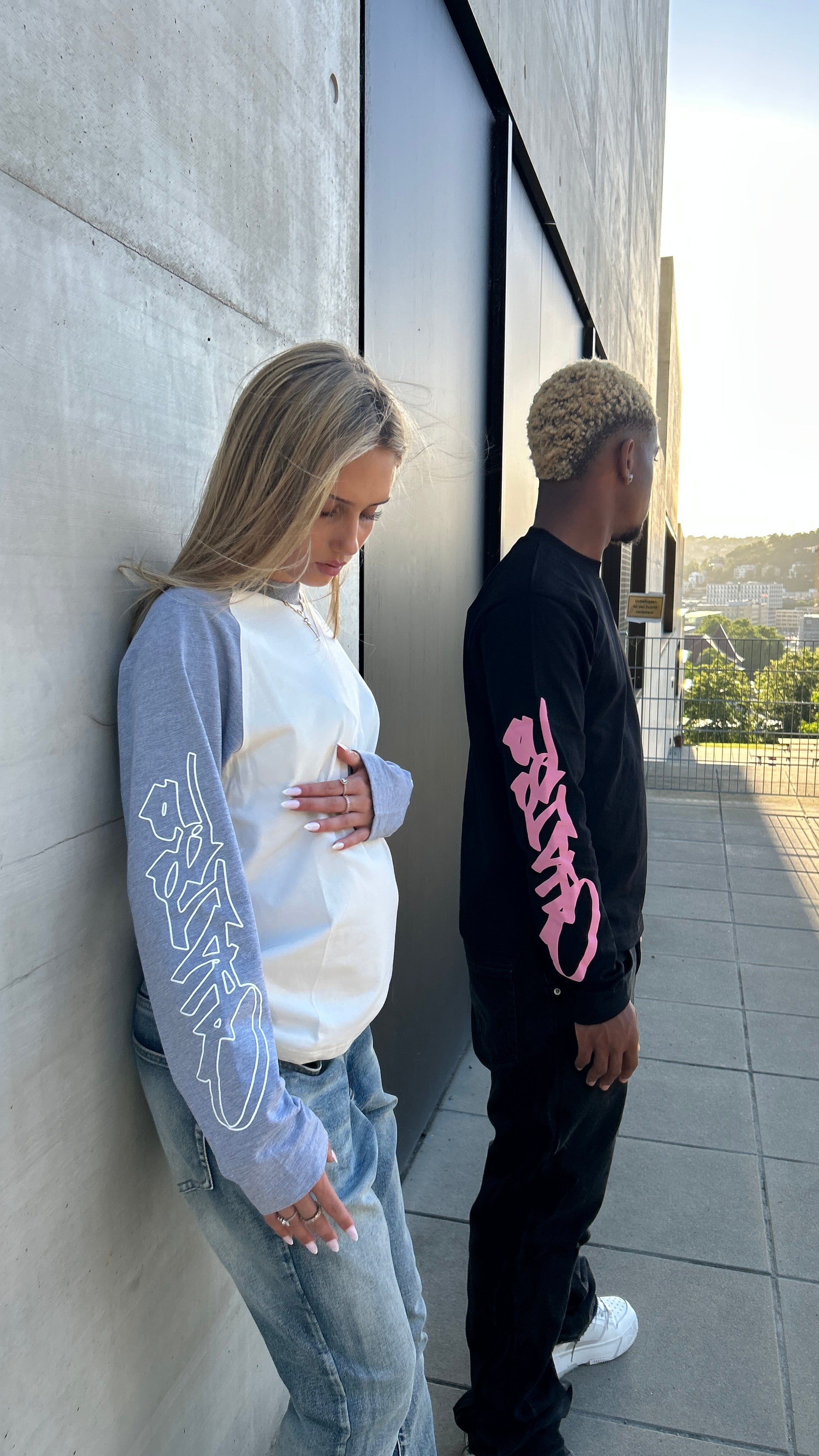 black/pink chaise longsleeve